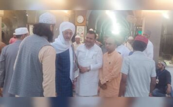 Burhanpur Ramadan 2026:बुरहानपुर में रमजान का 26वां रोजा: जिला कांग्रेस अध्यक्ष रिंकू टाक ने शाही जामा मस्जिद में इफ्तार किया