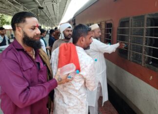 Daudibohrasamaj:मानवता की मिसाल: डॉ. सैयदना मुफद्दल सैफुद्दीन के आदेश पर दरगाह-ए-हकीमी ने रेलवे स्टेशन पर यात्रियों को बांटा ठंडा पानी darg e hakimi free distribute drinking water