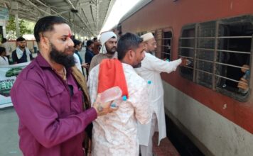 Daudibohrasamaj:मानवता की मिसाल: डॉ. सैयदना मुफद्दल सैफुद्दीन के आदेश पर दरगाह-ए-हकीमी ने रेलवे स्टेशन पर यात्रियों को बांटा ठंडा पानी darg e hakimi free distribute drinking water