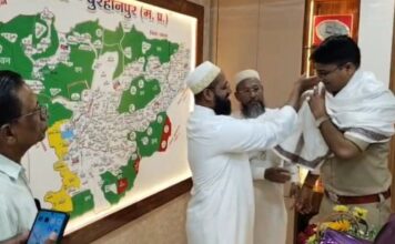 spwellcome:बुरहानपुर: ‘गंगा-जमुनी तहजीब’ के साथ नई शुरुआत, दरगाह-ए-हकीमी ने किया नवागत एसपी का इस्तकबाल दरगाह ए हकीमी प्रबंधन व्दारा नवागत एसपी आशुतोष बागरी का स्वागत