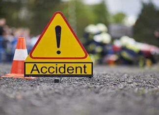 RoadAccident इंदौर इच्छापुर नेशनल हाईवे पर आयशर मोटर सायकल की टक्कर, 2 की मौत एक घायल