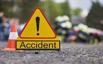 RoadAccident इंदौर इच्छापुर नेशनल हाईवे पर आयशर मोटर सायकल की टक्कर, 2 की मौत एक घायल