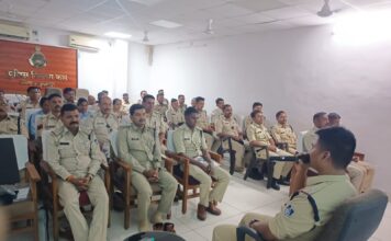 Burhanpurnewsबुरहानपुर पुलिस का अनोखा नवाचार: त्यौहारों से पहले पुलिसकर्मियों के लिए शुरू हुआ साप्ताहिक योग व ध्यान शिविर